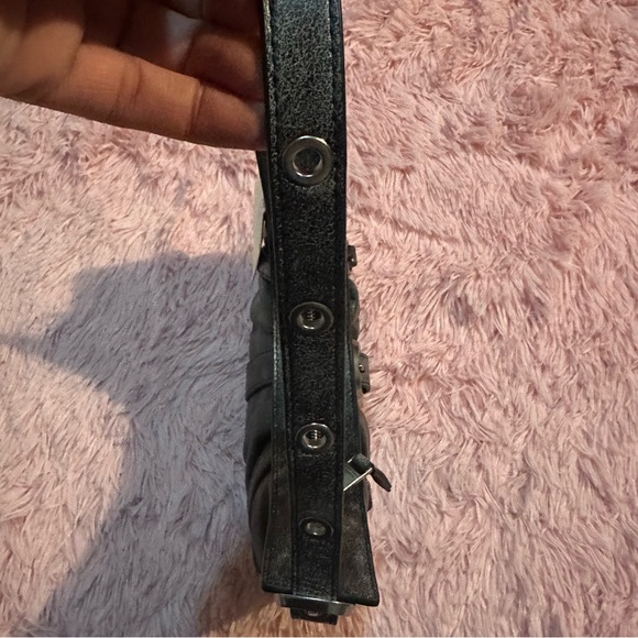 Marc Jacobs
The Distressed Buckle J Marc Crescent bag - Picture 11 of 12